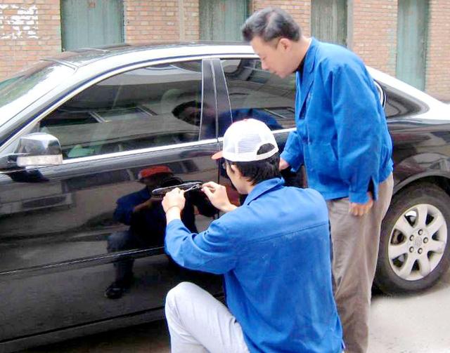 秦皇岛汽车钥匙丢在车里面怎么办?